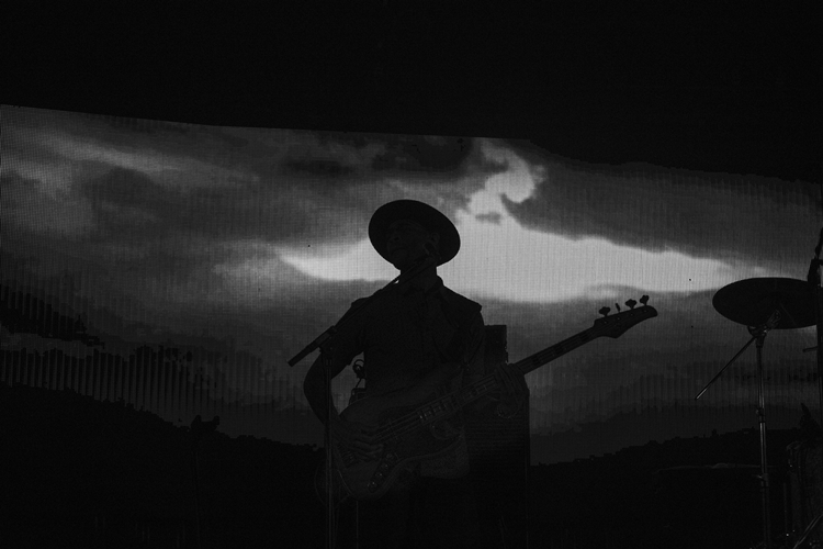 Rhye ชายผู้สะกดทุกคนให้นิ่งงันด้วยทุกสรรพเสียงบนเวที