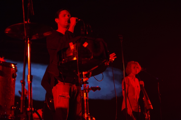 Rhye ชายผู้สะกดทุกคนให้นิ่งงันด้วยทุกสรรพเสียงบนเวที