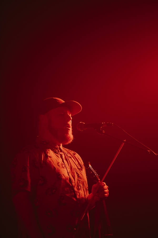 Rhye ชายผู้สะกดทุกคนให้นิ่งงันด้วยทุกสรรพเสียงบนเวที