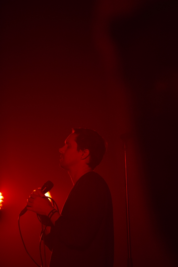 Rhye ชายผู้สะกดทุกคนให้นิ่งงันด้วยทุกสรรพเสียงบนเวที