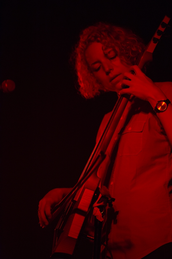 Rhye ชายผู้สะกดทุกคนให้นิ่งงันด้วยทุกสรรพเสียงบนเวที