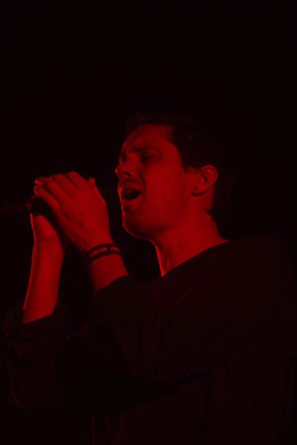 Rhye ชายผู้สะกดทุกคนให้นิ่งงันด้วยทุกสรรพเสียงบนเวที