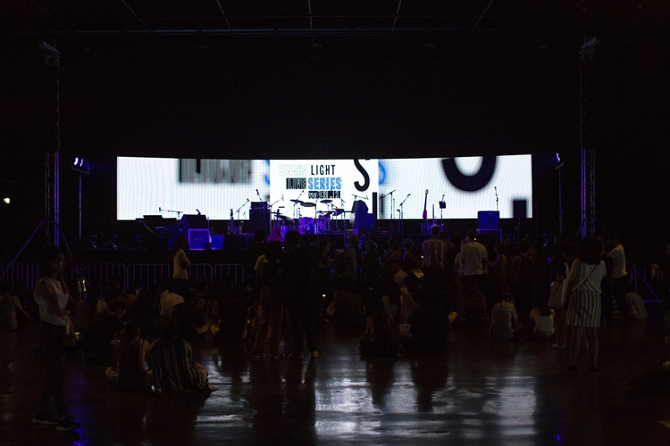 Rhye ชายผู้สะกดทุกคนให้นิ่งงันด้วยทุกสรรพเสียงบนเวที