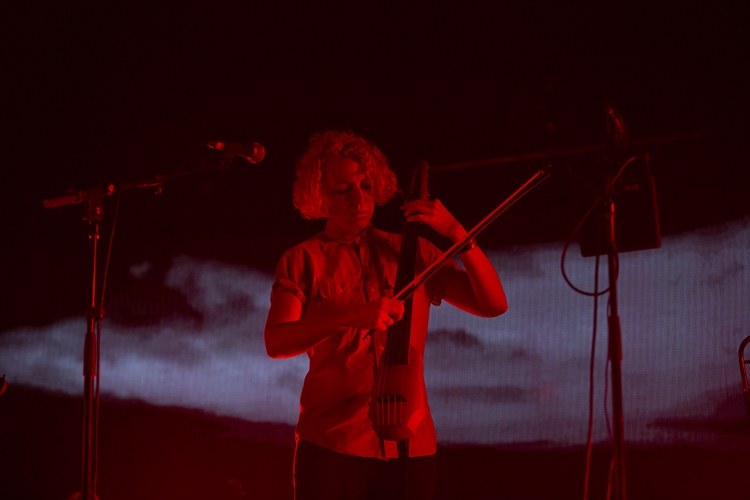 Rhye ชายผู้สะกดทุกคนให้นิ่งงันด้วยทุกสรรพเสียงบนเวที