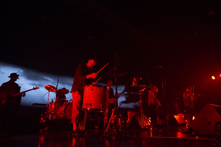 Rhye ชายผู้สะกดทุกคนให้นิ่งงันด้วยทุกสรรพเสียงบนเวที