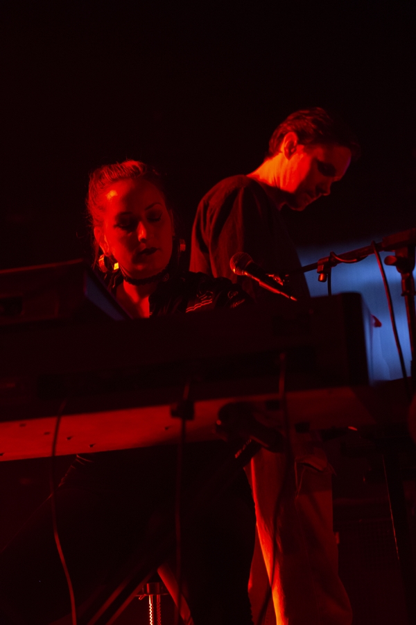 Rhye ชายผู้สะกดทุกคนให้นิ่งงันด้วยทุกสรรพเสียงบนเวที