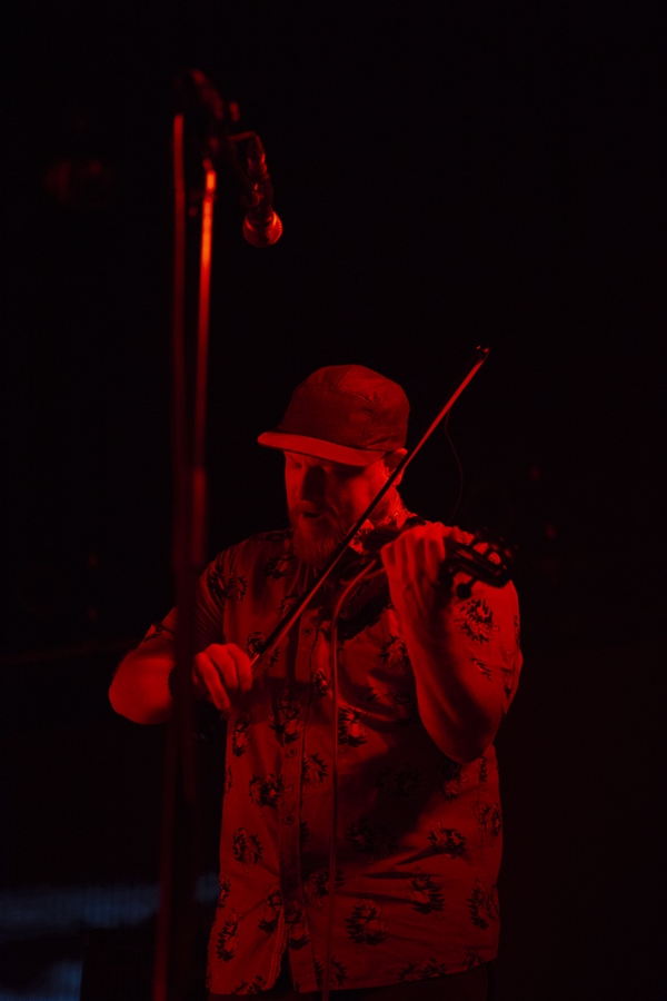 Rhye ชายผู้สะกดทุกคนให้นิ่งงันด้วยทุกสรรพเสียงบนเวที