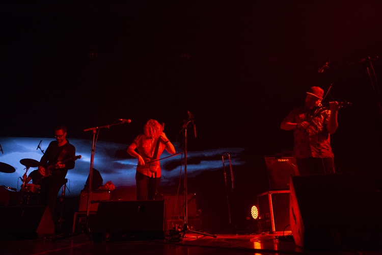 Rhye ชายผู้สะกดทุกคนให้นิ่งงันด้วยทุกสรรพเสียงบนเวที