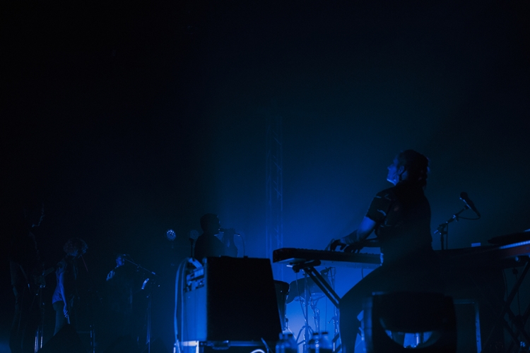 Rhye ชายผู้สะกดทุกคนให้นิ่งงันด้วยทุกสรรพเสียงบนเวที