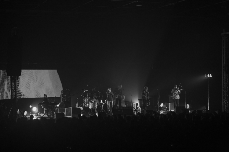 Rhye ชายผู้สะกดทุกคนให้นิ่งงันด้วยทุกสรรพเสียงบนเวที