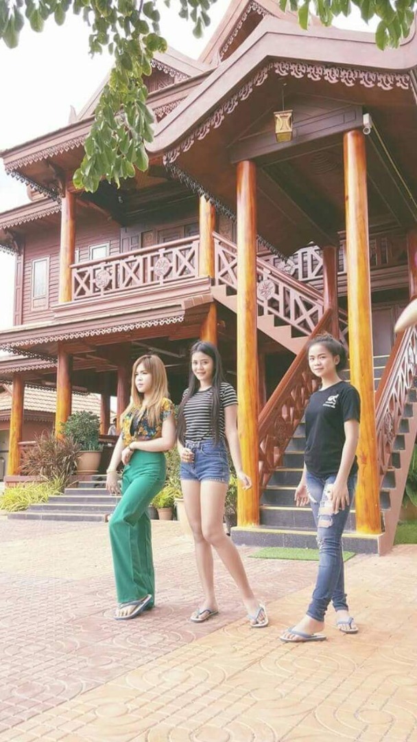 ผู้สาวขาเลาะ 