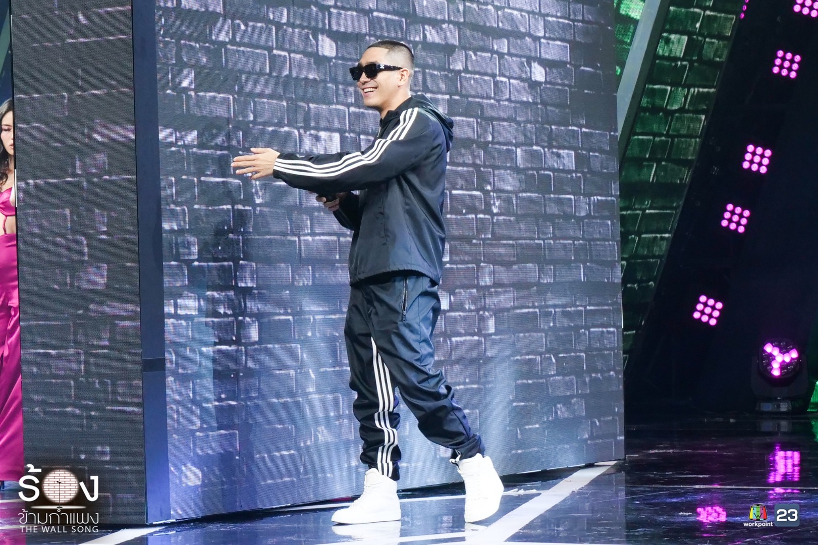 ร้องข้ามกำแพง 