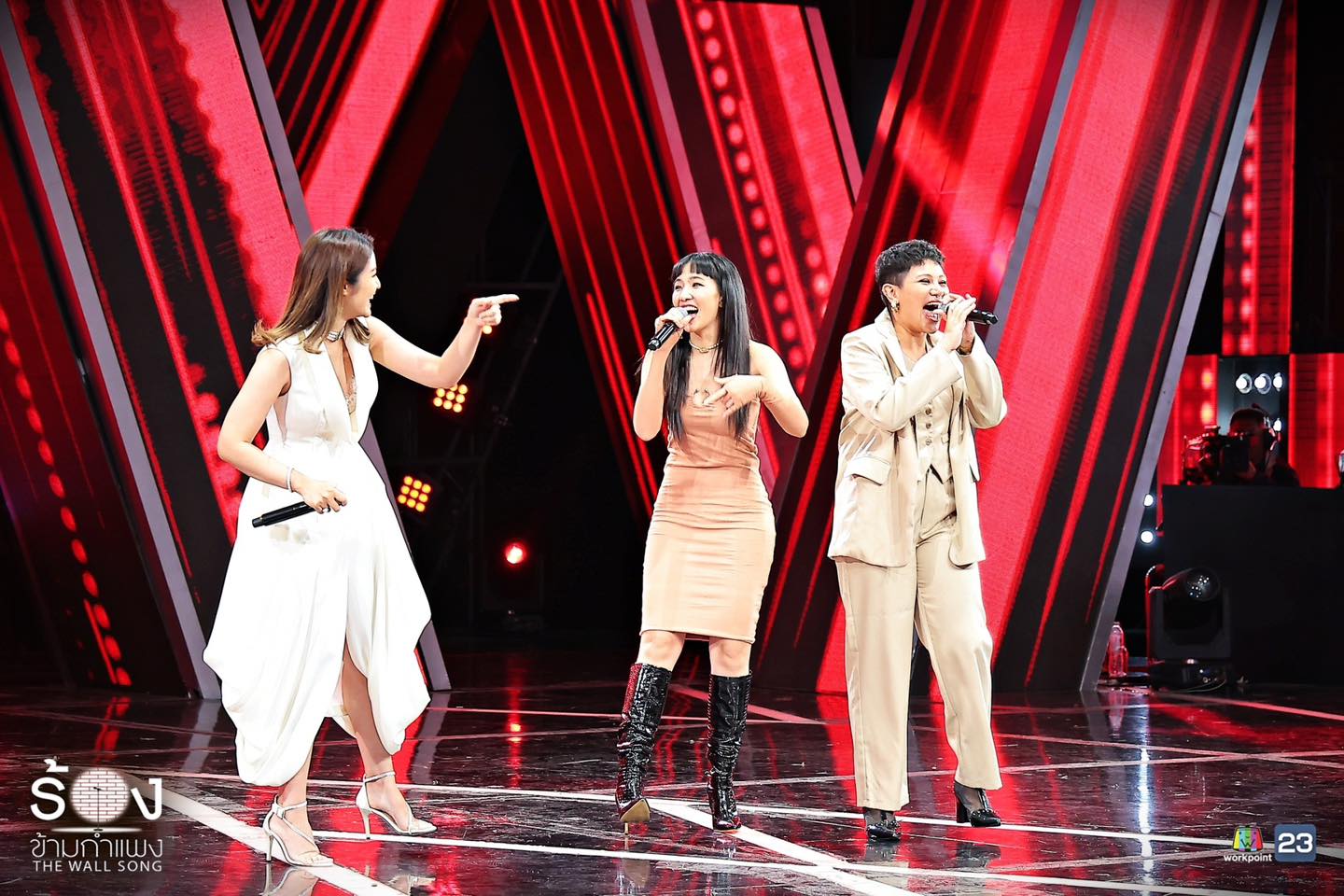 ร้องข้ามกำแพง