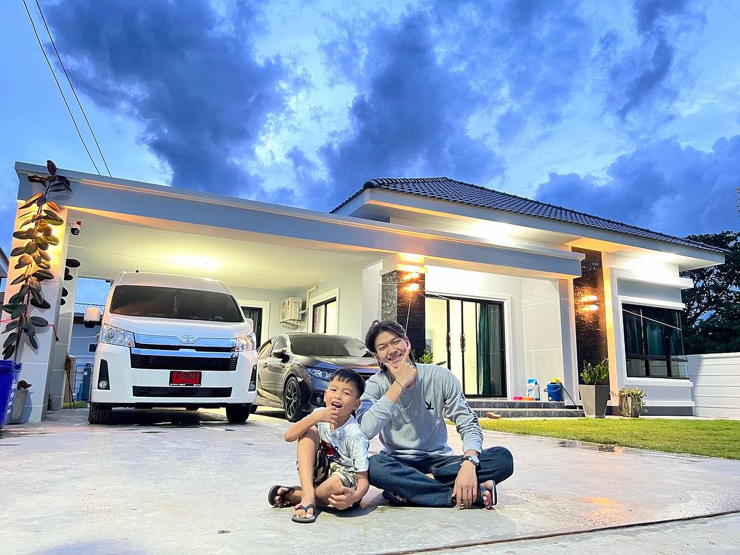 เม้ก อภิสิทธิ์ 