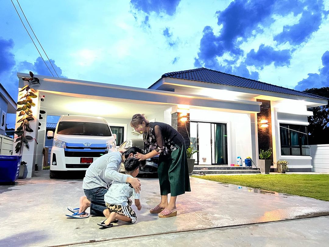 เม้ก อภิสิทธิ์ 