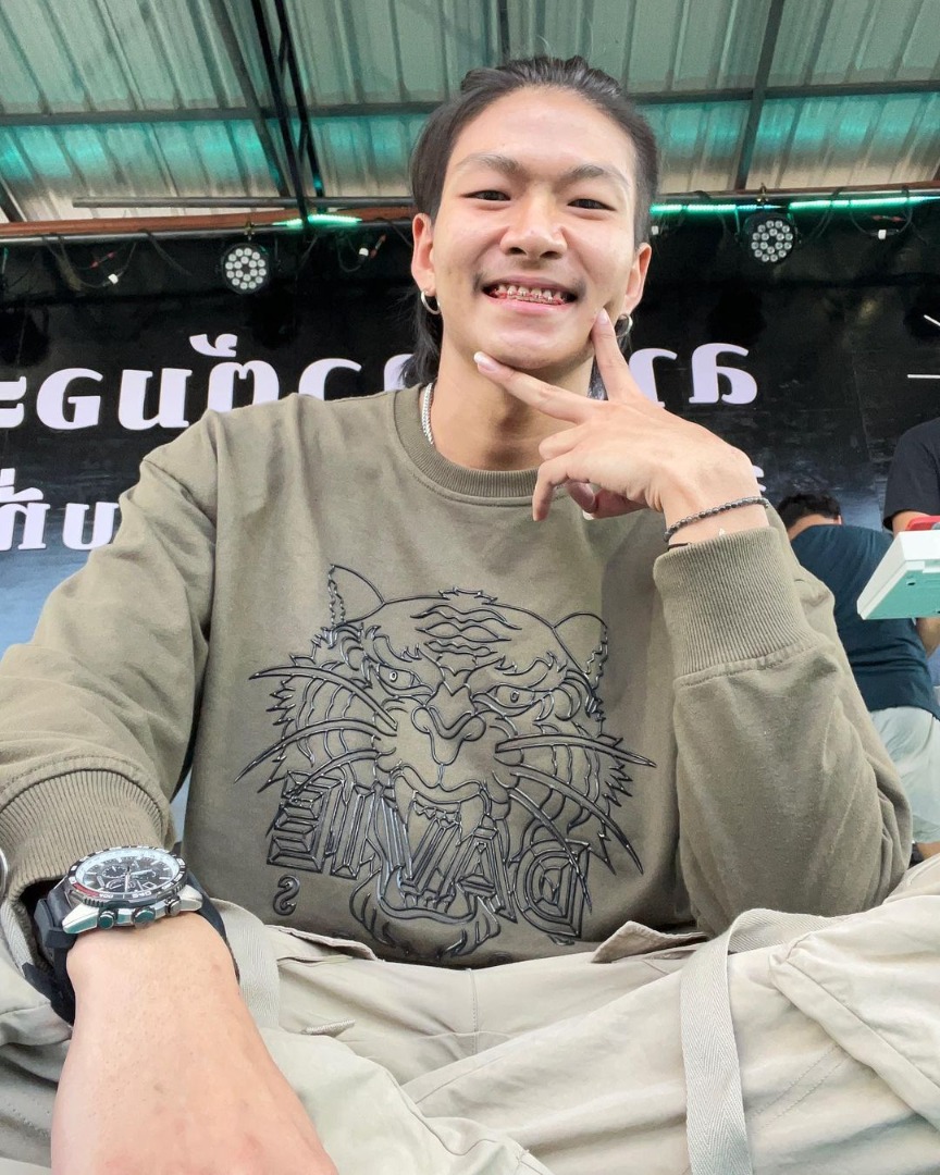 เม้ก อภิสิทธิ์ 