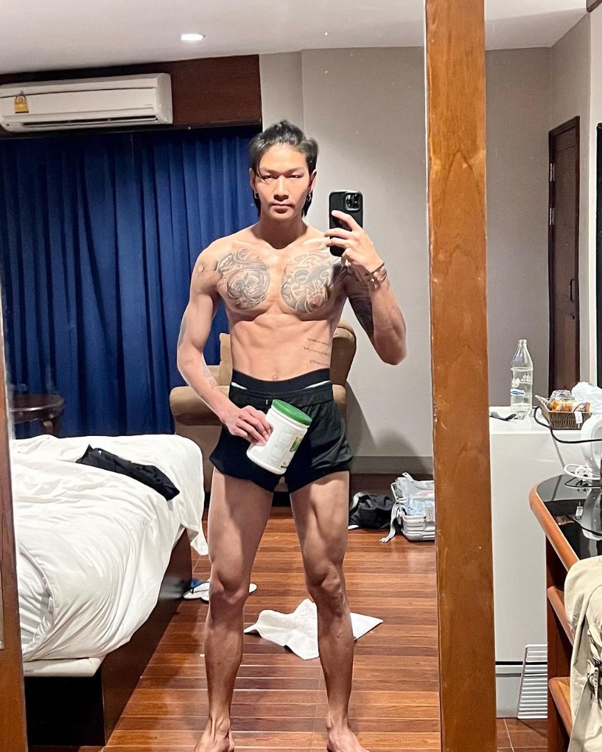 เม้ก อภิสิทธิ์ 