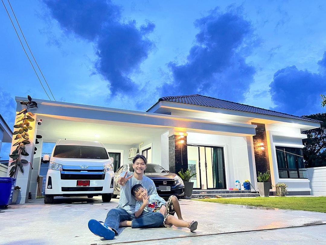 เม้ก อภิสิทธิ์ 