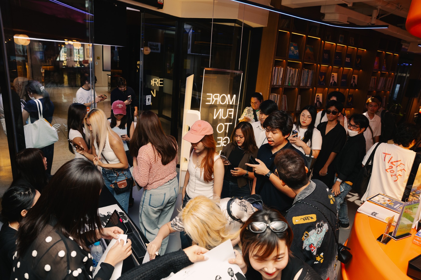 Maroon 5 : Love Is Like Album Listening Session