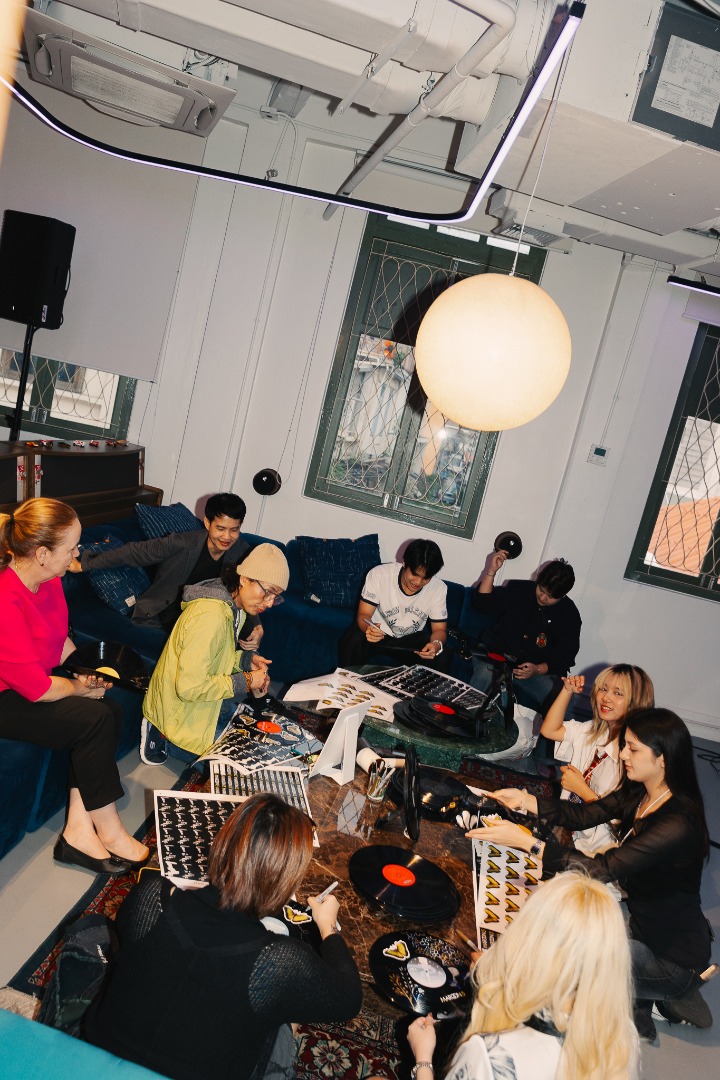 Maroon 5 : Love Is Like Album Listening Session