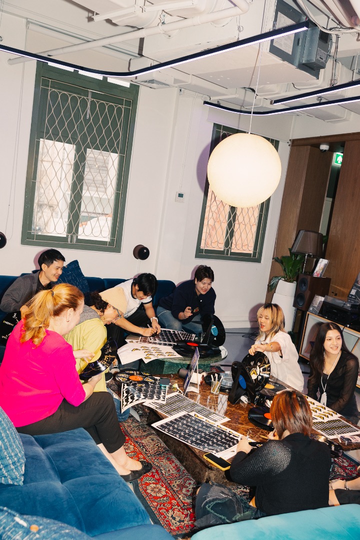 Maroon 5 : Love Is Like Album Listening Session