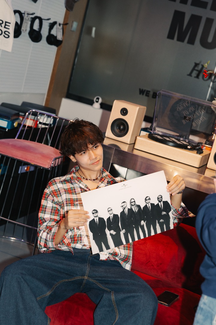 Maroon 5 : Love Is Like Album Listening Session