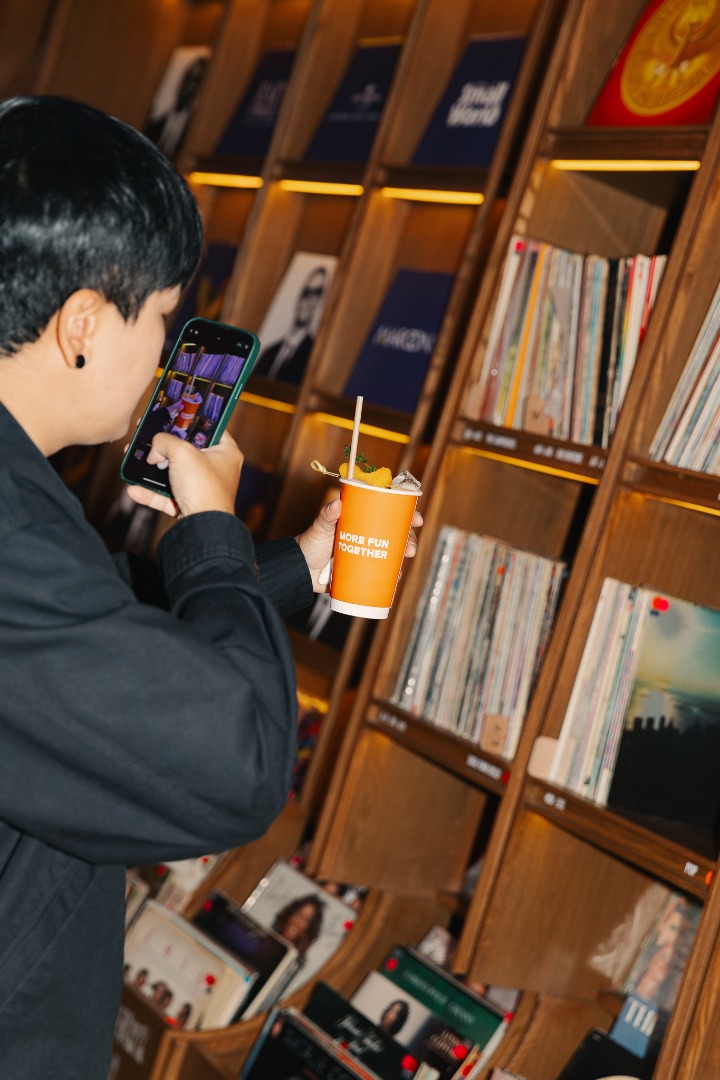 Maroon 5 : Love Is Like Album Listening Session