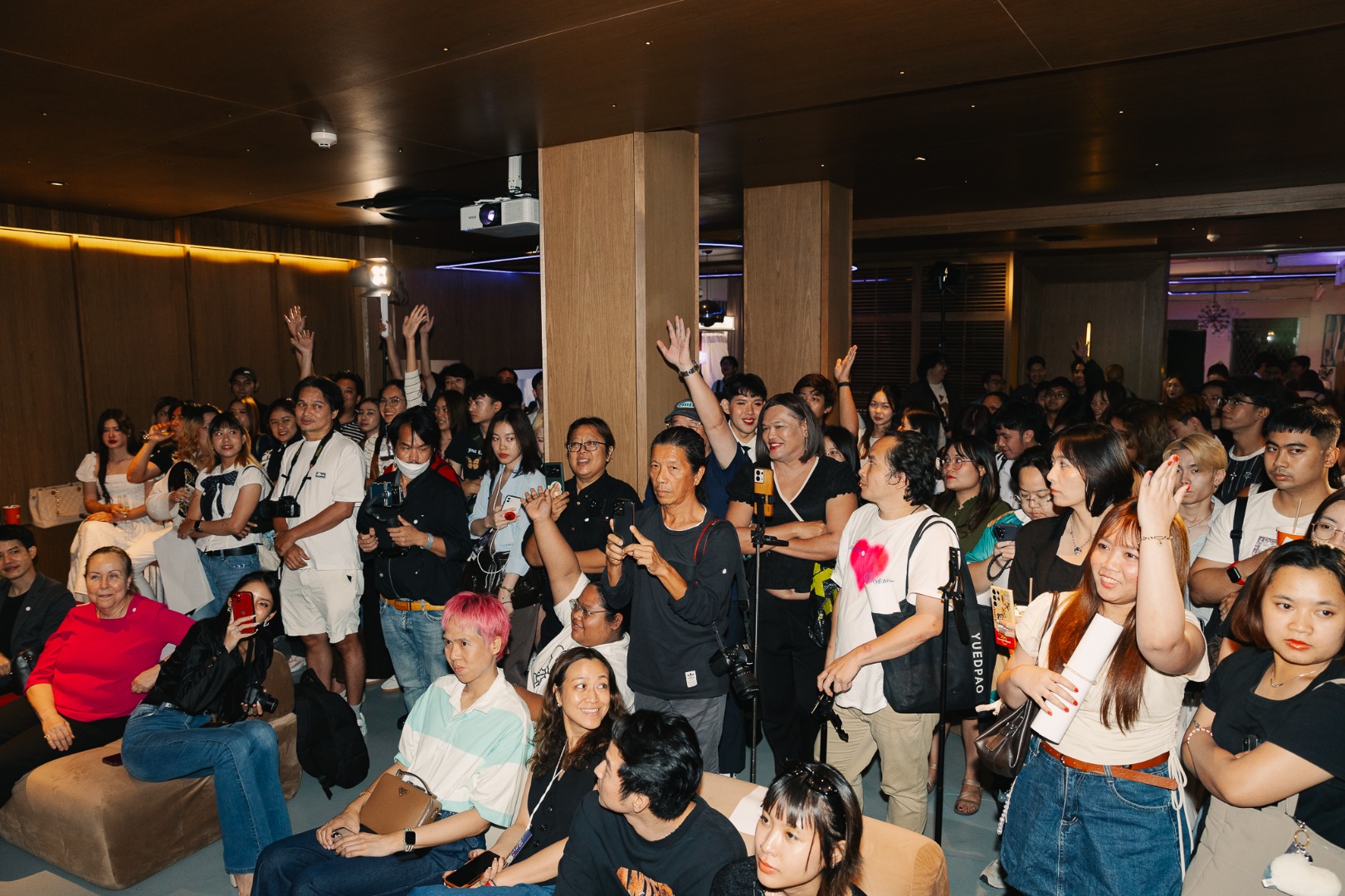 Maroon 5 : Love Is Like Album Listening Session