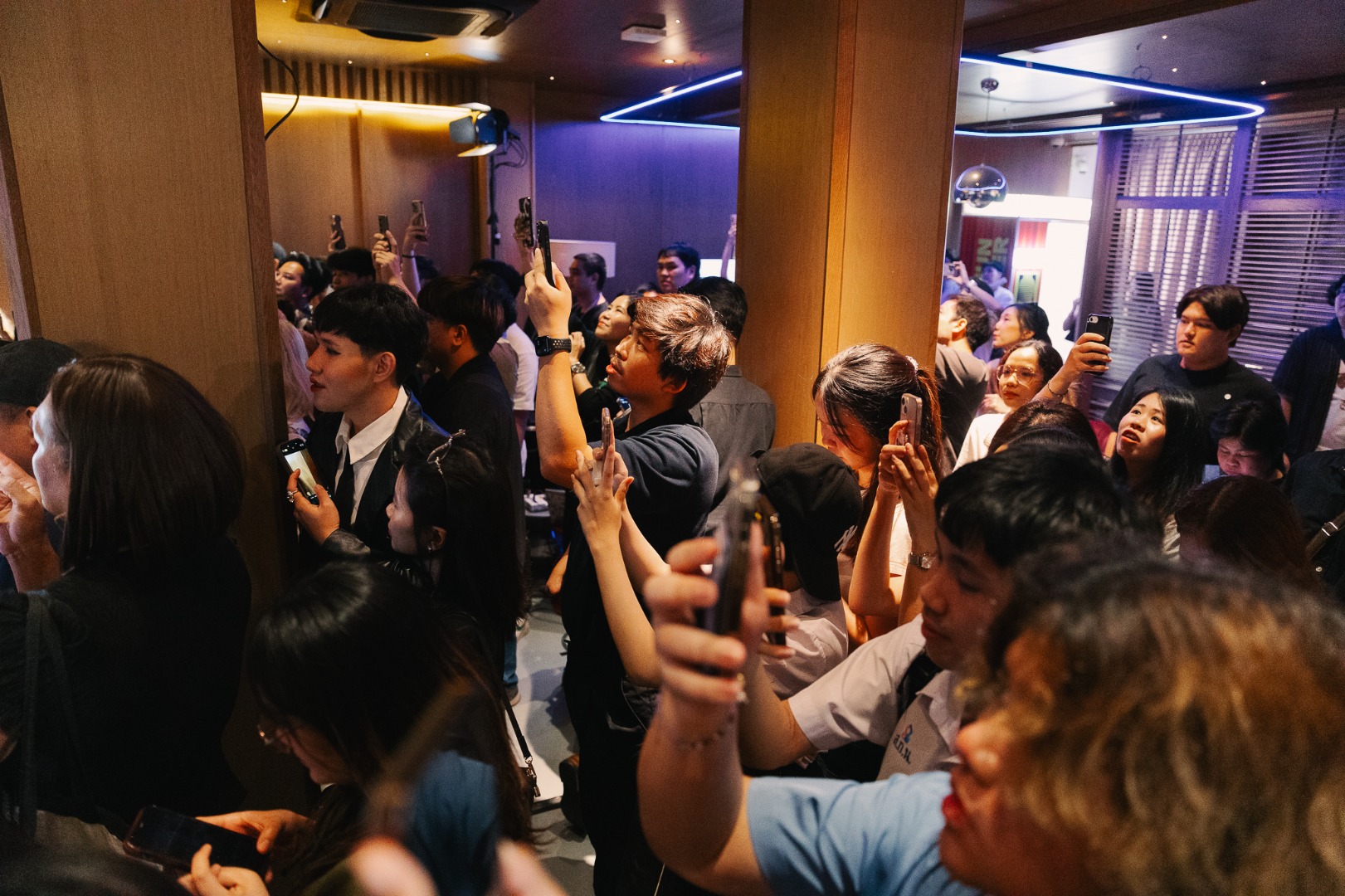 Maroon 5 : Love Is Like Album Listening Session