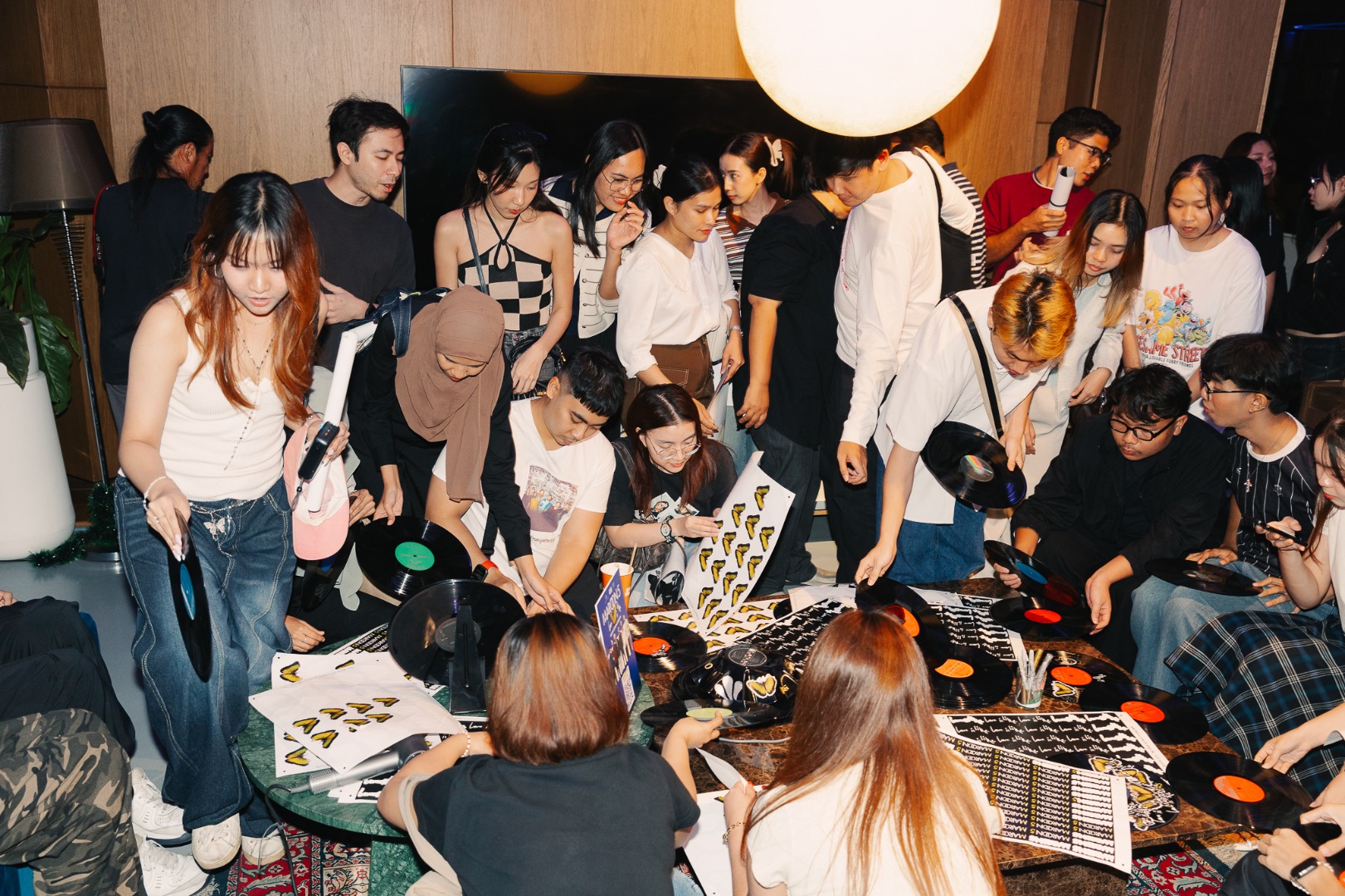 Maroon 5 : Love Is Like Album Listening Session