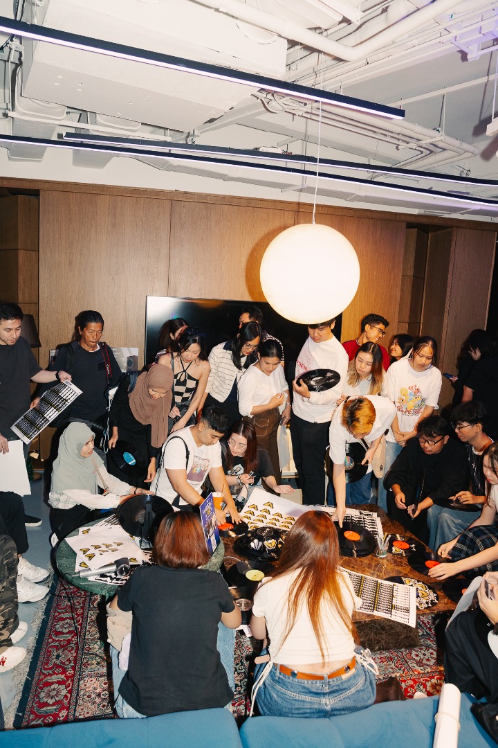 Maroon 5 : Love Is Like Album Listening Session