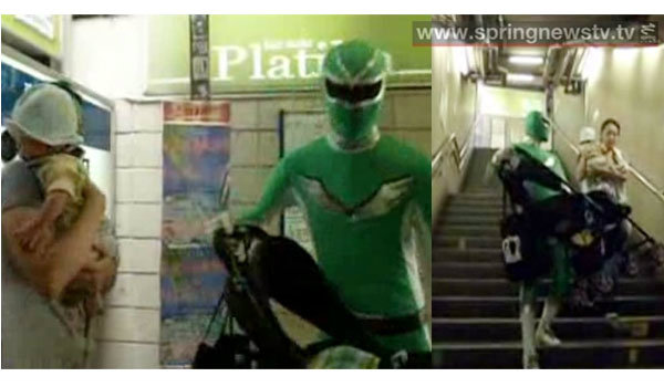 แปลงร่าง! หนุ่มยุ่นใส่ชุดซูเปอร์ฮีโร่ช่วยเพื่อนมนุษย์ในสถานีรถไฟใต้ดิน