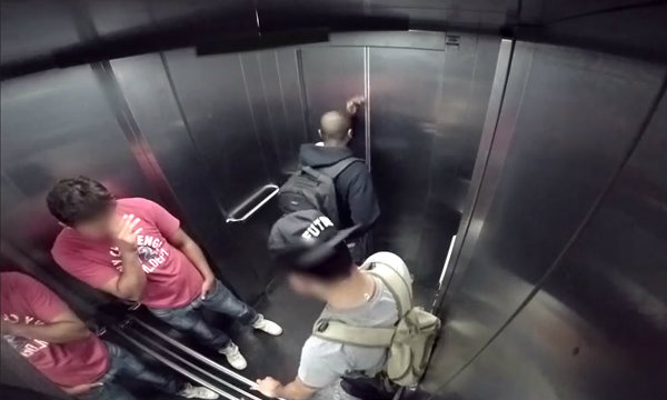 เล่นแรง แกล้งท้องเสียในลิฟต์ ปล่อยอุจจาระพุ่งใส่คน (มีคลิป)