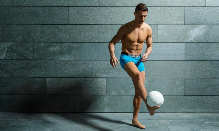 Cristiano Ronaldo เผยหุ่นสุดแมนอีกครั้ง ระหว่างการเปิดตัวกางเกงในคอลเลคชันใหม่