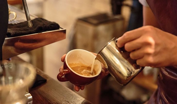 7 วิธีง่ายๆ ในการเพิ่มโปรตีนให้กับกาแฟของคุณ