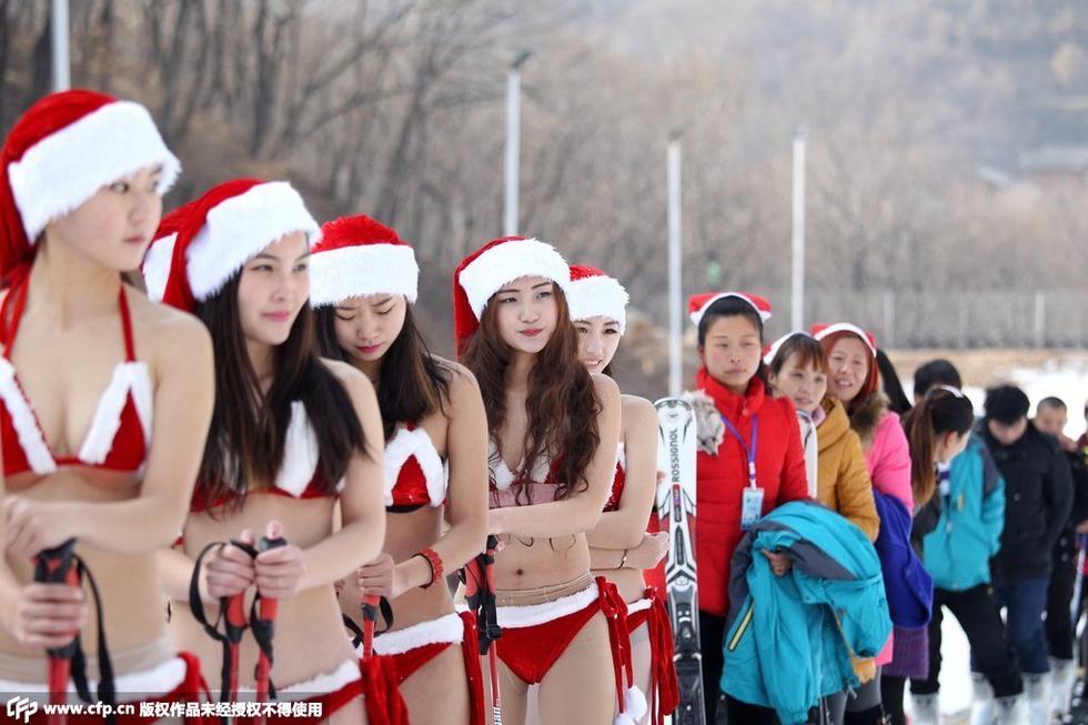 สวมบิกินี่เล่นสกีรับคริสมาสต์