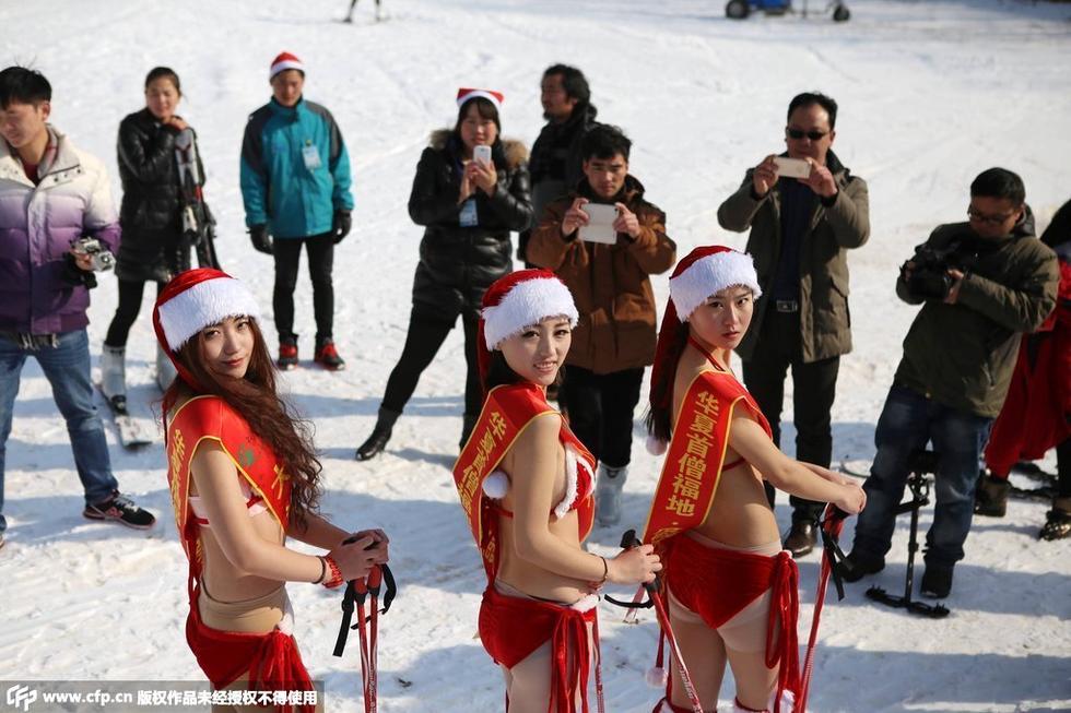 สวมบิกินี่เล่นสกีรับคริสมาสต์