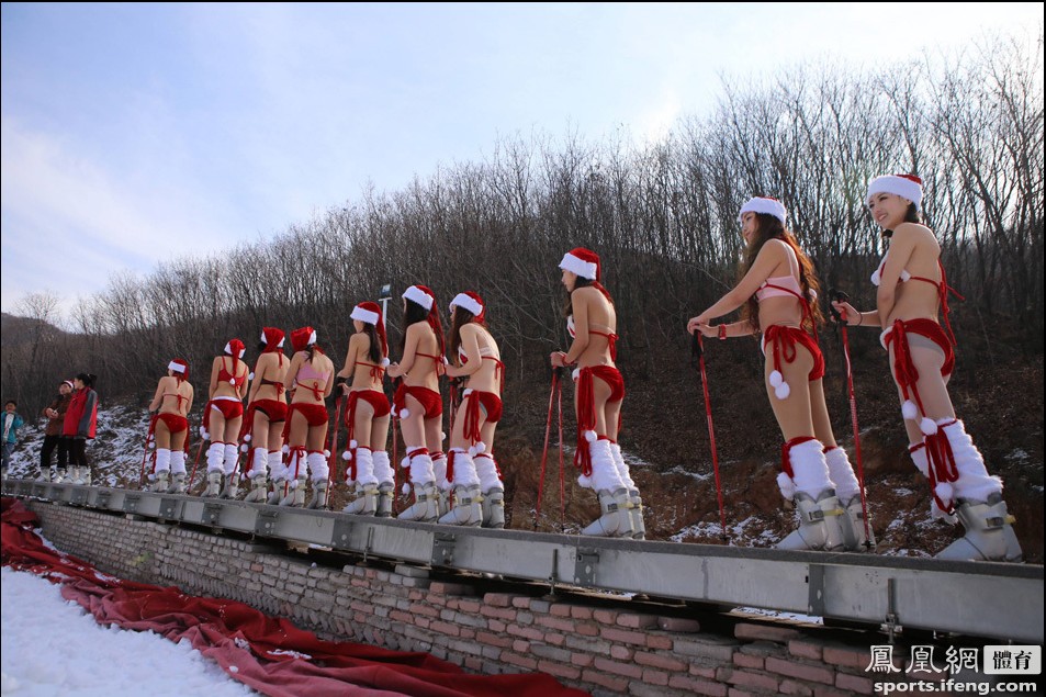 สวมบิกินี่เล่นสกีรับคริสมาสต์