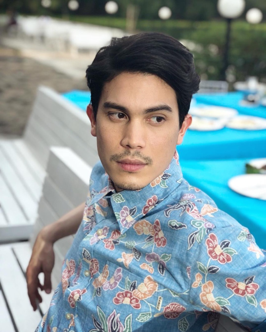 เสื้อลายดอก