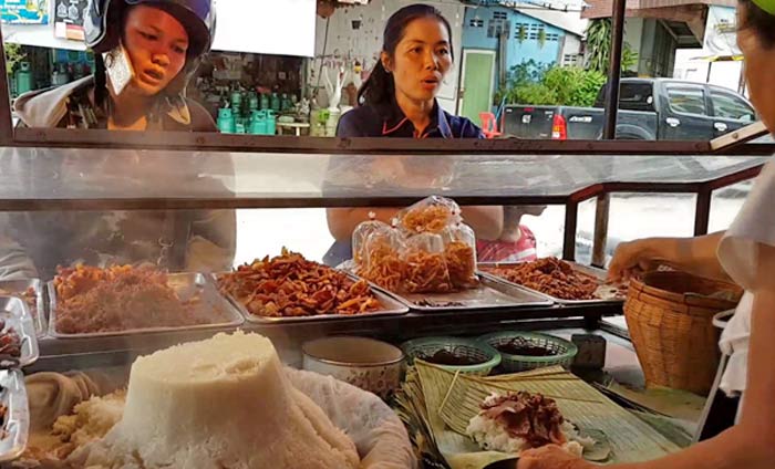 ไม่ธรรมดา ! ‘ข้าวเหนียวห่อใบตอง’ สร้างรายได้วันละหมื่น