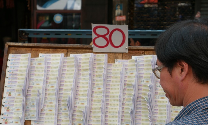 นิด้าโพล เผยคนไทยเกินครึ่งยอมซื้อลอตเตอรี่แพง เพราะเลขเด็ด!