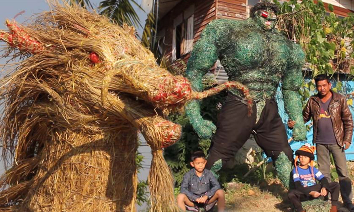 สุดเจ๋ง! ช่างเคาะพ่นสีใช้เวลาว่าง ทำหุ่นจากเศษฟางข้าวรายได้งาม