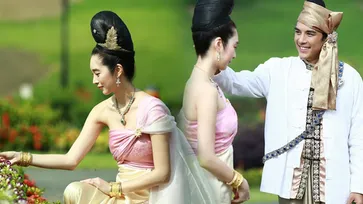 ฐิสา เขิน โตนนท์ ส่งดอกไม้ให้กลางสวน โรแมนติกกลางแดดร้อน "เพลิงพระนาง"