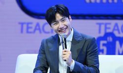 “คิมซอนโฮ” โชว์ลักยิ้มแสนน่ารักในงานแถลงข่าว TEACHA Exclusive Event