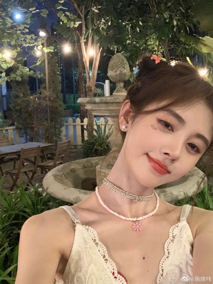 จวีจิ้งอี ชุดนักเรียนไทย