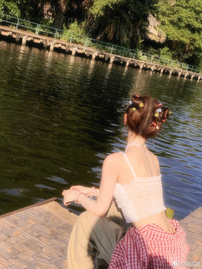 จวีจิ้งอี ชุดนักเรียนไทย