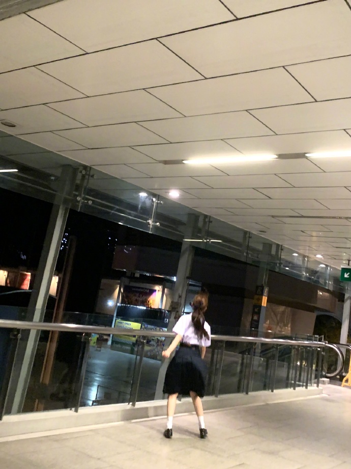 จวีจิ้งอี ชุดนักเรียนไทย