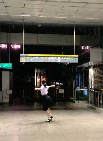 จวีจิ้งอี ชุดนักเรียนไทย