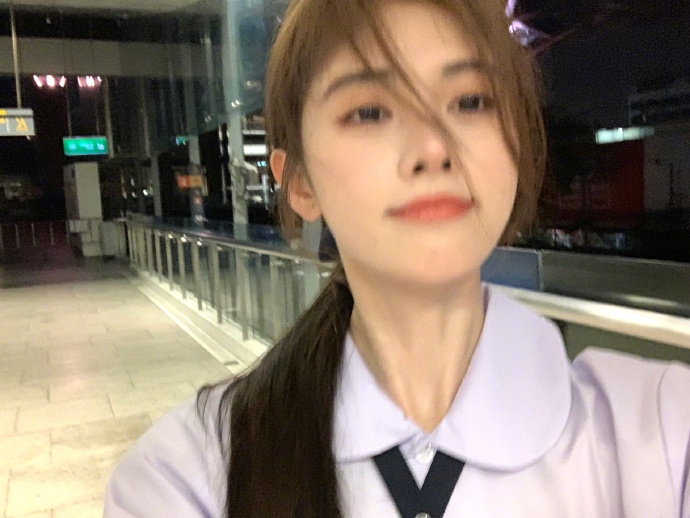 จวีจิ้งอี ชุดนักเรียนไทย