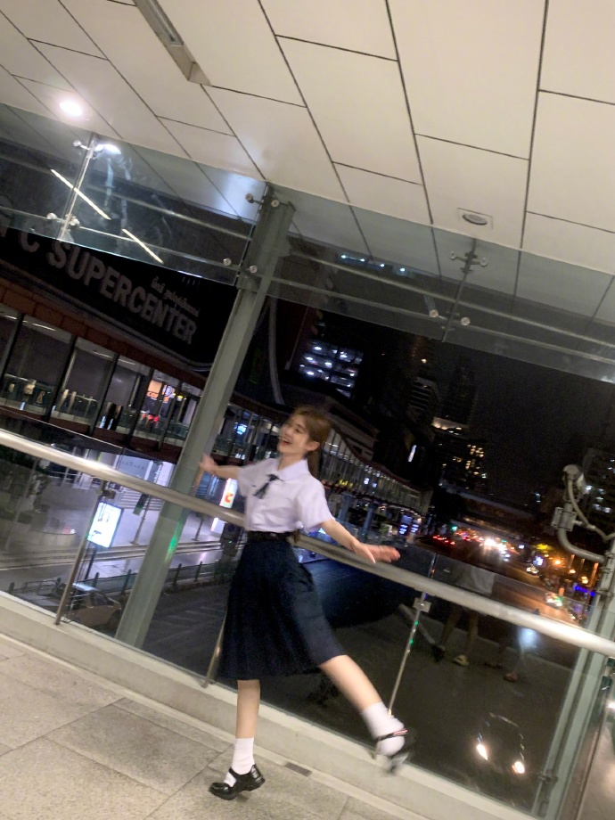 จวีจิ้งอี ชุดนักเรียนไทย